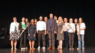 Musikschüler und Lehrkräfte der Musikschule Schwetzingen freuten sich über die Anschaffung von Knicktenor- und Bass-Blockflöten, die von der Sparkasse Heidelberg und dem Freundeskreis der Musikschule finanziert wurden. In der Mitte von links freuen sich Björn Becker von der Sparkasse Heidelberg, Musikschulleiter Philipp Wolfart und Bürgermeisterin Patricia Rebmann.