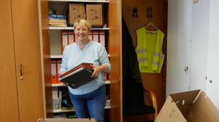 Auch Rektorin Alexa Schäfer muss Umzugskisten packen: Mit den Pfingstferien startet der nächste Bauabschnitt, bei dem auch die Verwaltung an der Reihe ist.