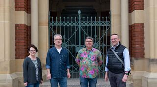 Die vier Hauptverantwortlichen für die Umsetzung des Projekts: die Gemeinderatsvorsitzende Marion Kolb (v. l.), der Architekt Stefan Brunner, der Bauleiter Michael Dursy und der Dekan Uwe Lüttinger.