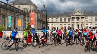 Ankunft unter dunklen Wolken: Die Radler der ASG Tria haben das Schloss in Commercy erreicht.