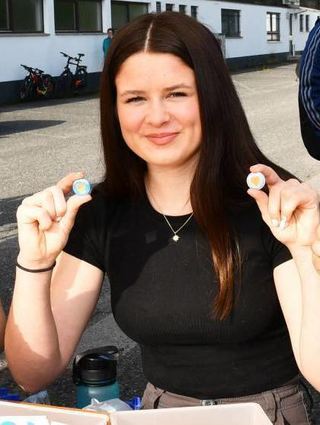 Zehntklässlerin Mia fertigte Buttons an, die man kaufen konnte.
