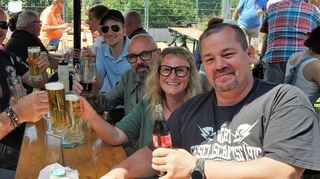Anstoßen bei bestem Wetter: ein Prosit auf das beliebte dreitägige „Goggelrobber“-Fest der Plankstadter Kleintierzüchter auf ihrem Vereinsgelände im Raingewann.