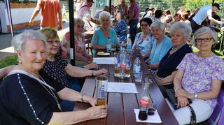 Bei angenehmen Temperaturen und im Schatten lässt es sich für diese Damenrunde am Pfingstsonntag gut bei den „Goggelrobbern“ verweilen. Das traditionelle Fest ist an den Feiertagen gut besucht.