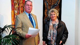 Die Quilt-Königin Ursula Mehler (r.) stellt auf Einladung von Wolfgang Treiber (l.) bereit zum fünften Mal ihre Kunstwerke aus Textilien im Alten Bahnhof Neulußheim aus.
