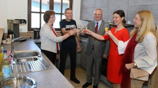 Ursula Richter (v. l.), Harald Schuhmacher, Manfred Kester, Christiane Banse und Dr. Claudia Schrapel beim Anstoßen in der neuen Thekenküche.