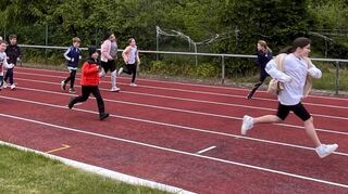 Die Schüler geben alles beim Lauf. Doch der olympische Gedanke, dass das Dabeisein alles ist, überwiegt.