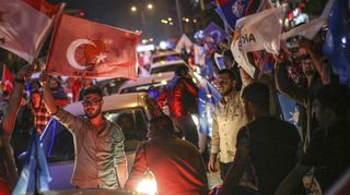 Anhänger des türkischen Präsidenten Erdogan feiern in Kahramanmaras nach dem Ergebnis der Stichwahl, die der Amtsinhaber vor seinem Herausforderer Kilicdaroglu gewonnen hat.