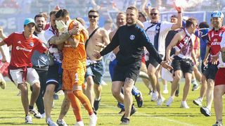 Fans des Hamburger SV mit Torwart Daniel Heuer Fernandes nach dem Schlusspfiff beim SV Sandhausen. Die Fans prägen das Spiel und sind schließlich fassungslos, als es mit dem schon sicher geglaubten direkten Aufstieg in die 1. Bundesliga doch nicht klappt – wegen des 3:2-Siegtreffers von Heidenheim gegen Regensburg in der 9. Minute der Nachspielzeit.
