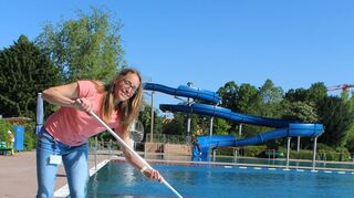 Hygienekontrolleurin Elisabeth Rudolf vom Gesundheitsamt des Rhein-Neckar-Kreises überprüft die Wasserqualität im Brühler Freibad.