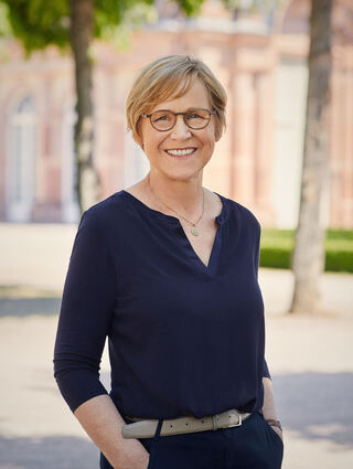 Festspielleiterin Heike Hoffmann 2023 im Schlossgarten.