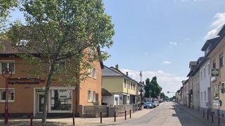 Die Brühler Straße ist zusammen mit der Rheinauer Straße die historische Einkaufsmeile von Rohrhof, doch die Schließung der Sparkassenfiliale und der Metzgerei dort betrachten viele Einwohner mit Sorge.