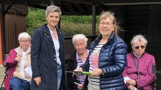 Ute Walter (l.) vom Seniorenbüro und Gundula Sprenger, Leiterin der Volkshochschule, bieten den Seniorinnen einen erholsamen Waldspaziergang.