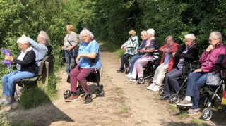 Die Teilnehmerinnen am Waldbaden halten für einen Moment inne und lassen die heilende Kraft der Natur auf sich wirken. Dabei kommen auch Erinnerungen auf.