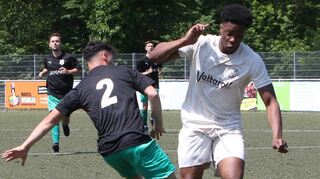 SGO-Spieler Apostolos Nasios (l.) fährt Plankstadts Daniel Amuth in die Parade. Am Ende hat die Oftersheimer „Zweite“ die Nase mit 3:2 vorne.