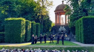 Musik im Naturtheater vor dem Apollo-Tempel an einem schönen Sommerabend – wie einst beim Kurfürsten.