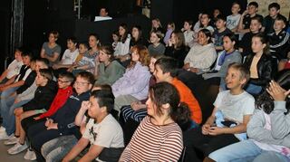 Der Blick in den Zuschauerraum zeigt, dass die Fünftklässler vom Hebel-Gymnasium konzentriert das Geschehen auf der Bühne verfolgen.