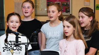 Philomena und ihre Freundinnen Shirin, Lena, Leni und Alexandra singen „Faded Love“, einen Song von Leony.