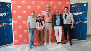 Vom Ermittlerteam umgeben: Richy Müller (Kommissar Thorsten Lannert), Gewinnerin Charlott Neugebauer (v.l.), Jürgen Hartmann (Rechtsmediziner Dr. Daniel Vogt), Gewinner Siggi Baier und Felix Klare (Kommissar Sebastian Bootz).