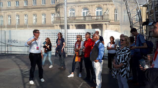 Christoph Mohr vom Marketing des SWR nimmt die Gewinner mit auf die Bühne des SWR-Festivals vorm Schloss.