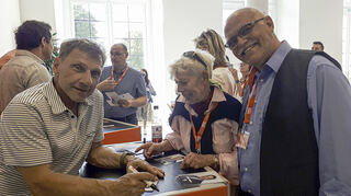 Mit Porsche-Logo, bitte: Richy Müller (l.) erfüllt die Autogrammwünsche von Charlott Neugebauer und Siggi Baier beim „Meet and Greet“ sehr gerne.