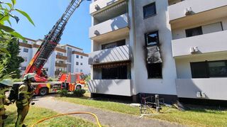 Das Feuer ist im Erdgeschoss des Hauses ausgebrochen.