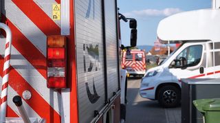 Ein Wohnmobil ragt etwas zu weit in den Straßenbereich heraus. Die Feuerwehr kommt – zumindest in diesem einen Fall – trotzdem noch durch. Gesichert ist das für den Ernstfall aber nicht.