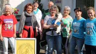 Nicht nur Kater Rufus wird von der Spende profitieren. Da der Tierschutzverein beim Spargellauf eifrig mithilft, konnten auch dieses Jahr wieder Sabine Lutz-Georgii (links) und Sandra Gambi mit Tochter Lea (rechts) eine Spende an Monika Burger, Christa Burger, Norbert Münz, Barbara Schwalbe und Anne Guffart übergeben.