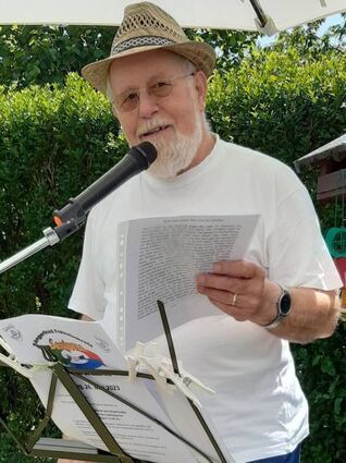 Oskar Hardung bei seinem Vortrag über den faltbaren Spazierstock.