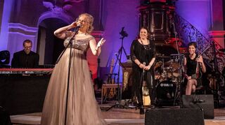 Acoustic Rock Night mit Frontsängerin Rebecca Schell ist am 17. und 18. Juni beim Ortsmittefest zu erleben. Getreu nach dem Motto „Geht nicht, gibt’s nicht“ nimmt die Formation das Publikum mit in eine andere Welt.