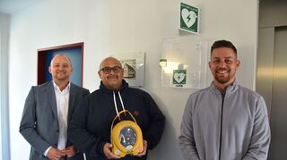 Bürgermeister Pascal Seidel (v. l.), Bernd Hertlein und Marcel Pfau freuen sich über die neue Anschaffung.