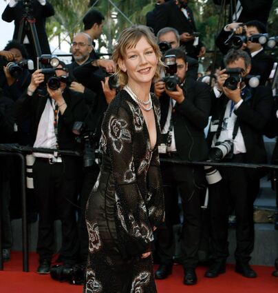 Sandra Hüller kommt über den roten Teppich am Abschlussabend des Filmfestivals in Cannes.