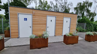 Die neuen Toiletten am Plankstadter Festplatz haben eine Holzverkleidung und sind zu den Marktzeiten sowie bei Veranstaltungen geöffnet.