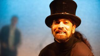 „Der goldne Topf“ stammt aus der Feder von E.T.A. Hoffmann und ist eigentlich gar kein Theaterstück.Doch im Theater am Puls in Schwetzingen wird es 2021 mit Schauspieler Daniele Veterale umgesetzt.