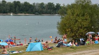Bei schönem Wetter zieht der Badestrand auf der Brühler Kollerinsel schon früh im Jahr die Sonnenanbeter und Wassersportler an. Teilweise wird es dann richtig eng dort.