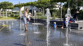 Willkommene Abkühlung bei warmen Temperaturen. In Ketsch laufen am Marktplatz die Wasserspiele wieder.
