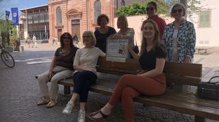 Auf dem „Schwätz-Bänkle“ sitzen (v.l.) Lisbeth Hermann, Elisabeth Sauer und Eileen Auer. Dahinter stehen Christa Schad (v.l.), Renate de Salenger, Marlies Bürner und Roswitha Karner.