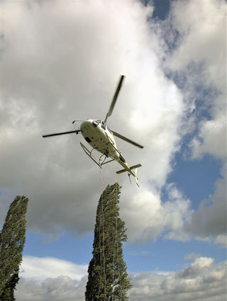 Der Bottich mit dem Bti-Granulat hängt am Hubschrauber, der zur Bekämpfung der Stechmücken startet.