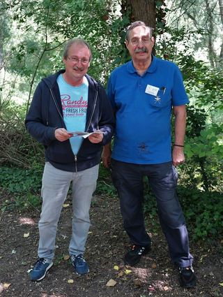 Wissenschaftlicher Direktor Dirk Reichle (l.) und Diplom-Biologe Hans Jerrentrup von der Kommunalen Aktionsgemeinschaft zur Bekämpfung der Stechmücken (Kabs) an der Brücke zur Rheininsel in Ketsch. Dort gibt es zwar keine Tigermücken, aber die sogenannten Rheinschnaken.