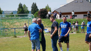 Auch die Gastgeber verabschieden den in der Region bekannten Fußballtrainer gebührend.