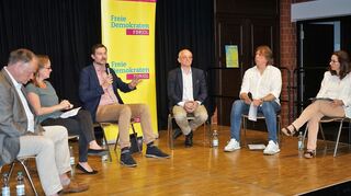 In einer Podiumsveranstaltung der Liberalen-Ortsverbände Hockenheim, Oftersheim und Schwetzingen diskutieren Professor Dr. Thomas Kohl (v. l.), Dr. Julia Klein (FDP Hockenheim), FDP-Landtagsabgeordneter Daniel Karrais, Kreisverbandsvorsitzender Alexander Kohl, Holger Höfs (FDP Oftersheim) und Barbara Haas (FDP Schwetzingen) zum Thema Geothermie.