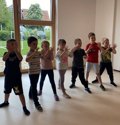 Die Kinder üben eine selbstbewusste, abwehrende Haltung einzunehmen und damit ihr Selbstbewusstsein zu stärken.