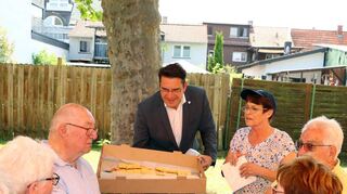 Bürgermeister Stefan Weisbrod begrüßte und moderierte nicht nur den Nachmittag, er half auf bei der Verköstigung der zahlreichen Gäste mit leckeren Kuchen tatkräftig mit.