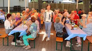 Applaus für Johannes Grebencikov und sein begeisterndes Spiel auf dem Akkordeon gab es beim Seniorennachmittag vor dem Rieglerhaus reichlich.