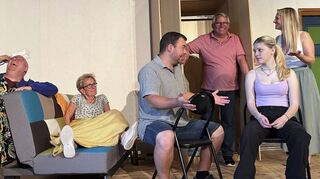 Bereits schon bei den Proben bester Laune: Monika Gräble (v.l), Uwe Lorenz, Marianne Faulhaber, Jan Kappenstein, Dieter Rey, Anna Rey und Jennifer Hild.