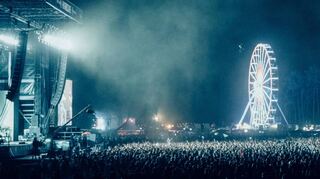 Wie auf diesem Symbolbild soll es beim Glücksgefühle-Festival auf dem Hockenheimring – dank eines Riesenrads und weiteren Attraktionen – auf dem Gelände aussehen.