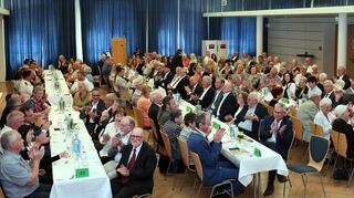 Rund 200 Gäste sind zum Empfang zu Ehren von Bürgermeister Dr. Ralf Göck gekommen. Der Brühler Bürgermeister feiert in der Festhalle zusammen mit ihnen sein 25. Dienstjubiläum.