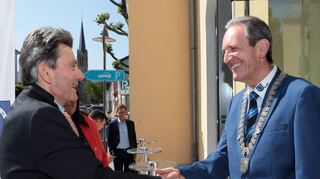 Einer der weitgereisten Gäste: Dr. Rolf Mützenich (l.), Vorsitzender der SPD-Bundes-tagsfraktion, ist extra aus Köln gekommen, um Dr. Ralf Göck zu gratulieren.