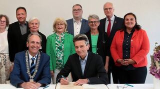 Beim Eintrag ins Goldene Buch (vorne v.l.): BM Dr. Ralf Göck und MdB Dr. Rolf Mützenich, dahinter v.l.: Gottfried und Petra Ecke, Bernd Kieser, Gabriele Rösch, Heidi Sennwitz, Gerrit Jürgensen, Ulrike Grüning, Lothar Binding und Isabel Cademartori.