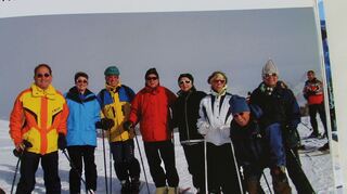 Nach dem Alpinen Bergwandern ist das Skifahren Preißlers (l.) zweite große Leidenschaft gewesen. Hier eine der wenigen Fotografien, auf denen er mit Skifreunden zu sehen ist. Denn meistens steht er hinter der Kamera.