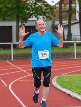 Der 88-jährige Peter Preißler beim Zieleinlauf nach fünf Kilometern beim HardtRun in Oftersheim.